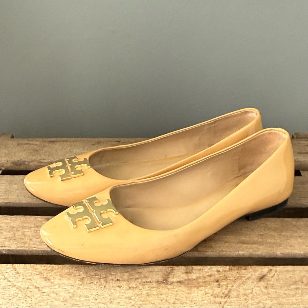 Tory Burch Patent Leather Pointy-Toe‎ Logo Flat Size 8 A30